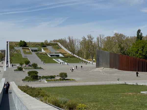 Sunday morning scenes captured across central Budapest landmarks and parks