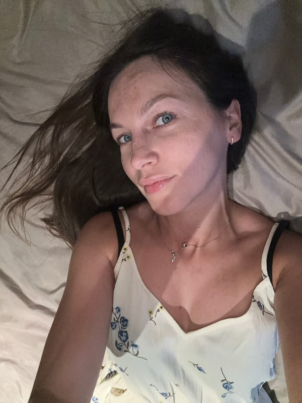 Woman takes multiple selfies in Fredenbeck home evening session