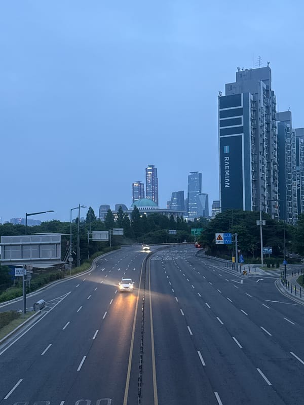 Evening traffic captured on Seoul highway