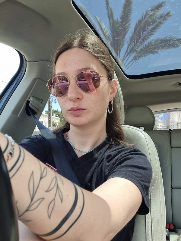 Driver spotted wearing sunglasses in Ramat Gan vehicle