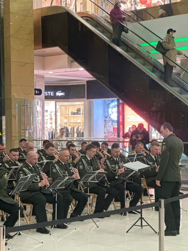 Military band performs concert at Kyiv shopping mall