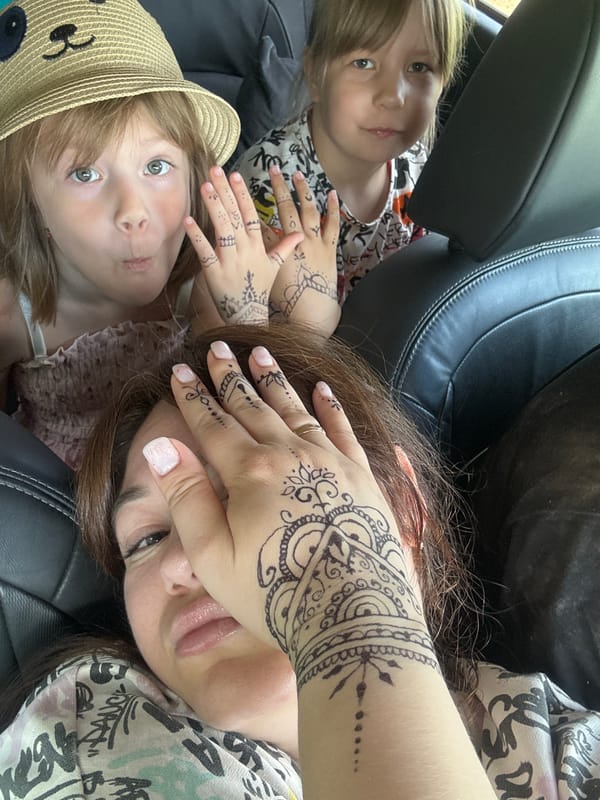 Henna-decorated hands and selfies in a car, Аряж