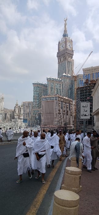 Pilgrims gather in crowds around Grand Mosque in Makkah