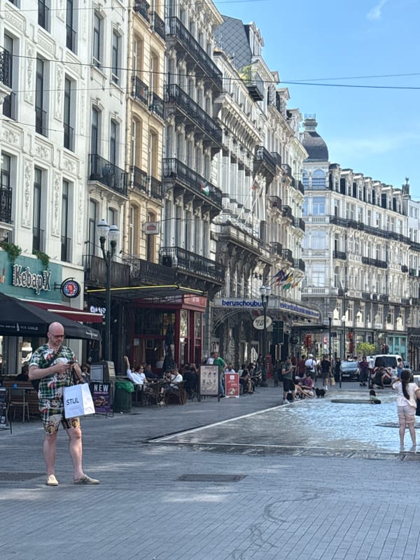 Sunny afternoon in Brussels: street life, scaffolding, and a K-pop pop-up
