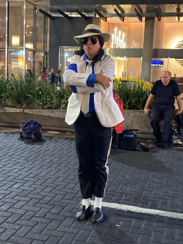 Street performers entertain crowds across central Buenos Aires