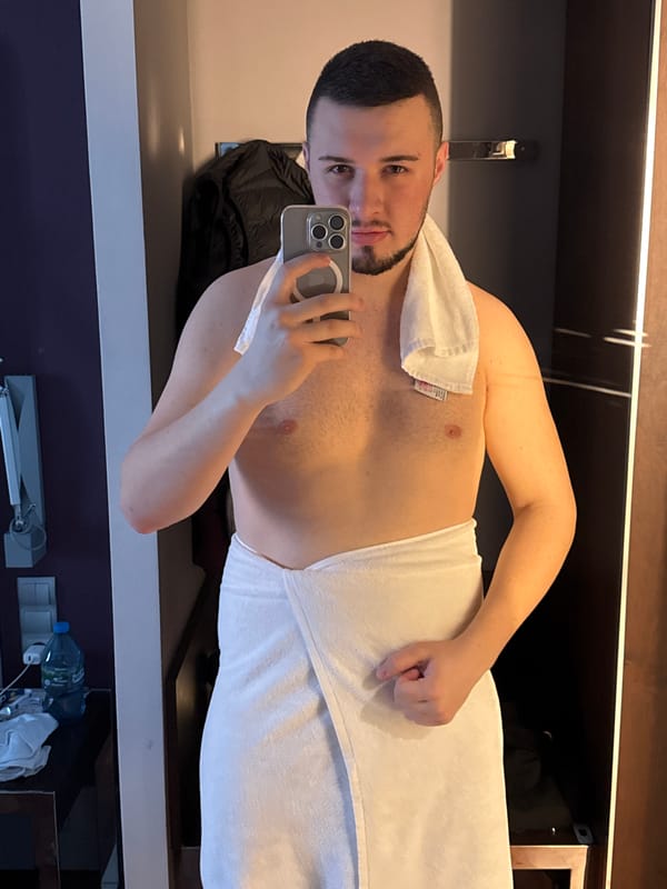 Man takes selfies in Bydgoszcz hotel room Friday morning