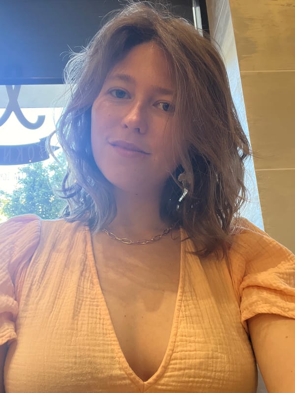 Woman spotted at multiple Podgorica locations during afternoon outing