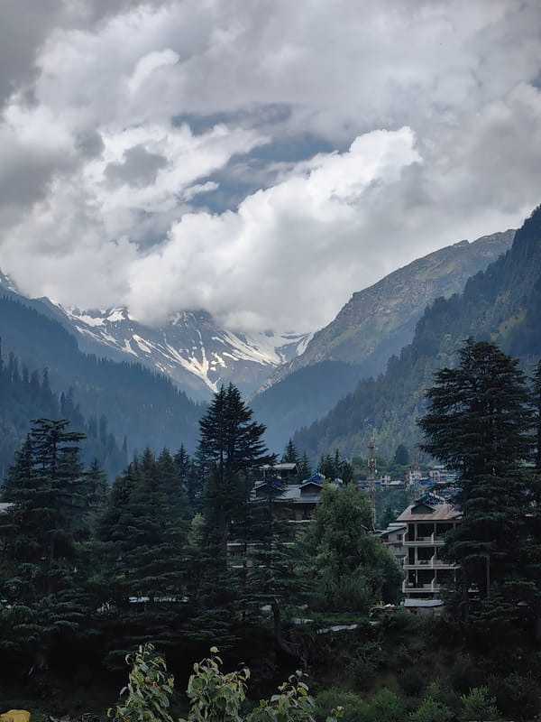 A June morning drifting through Manali's mountains and streets