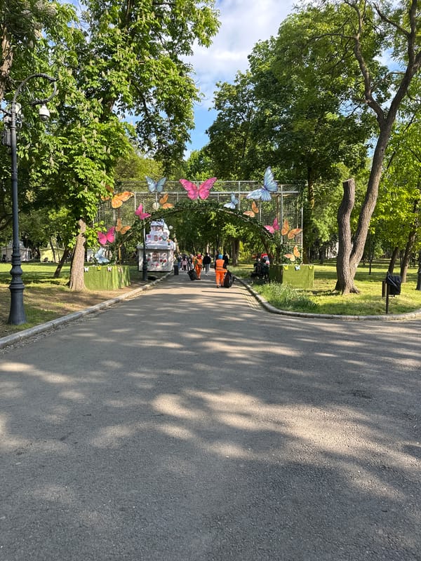 Springtime stroll through whimsical Romanescu Park in Craiova documented