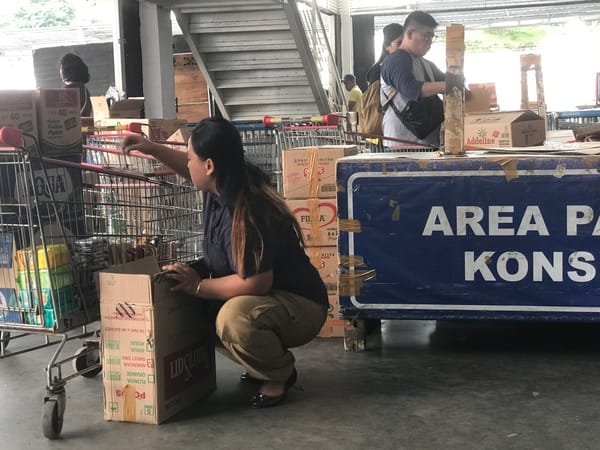 Morning life documented across markets and streets in Medan