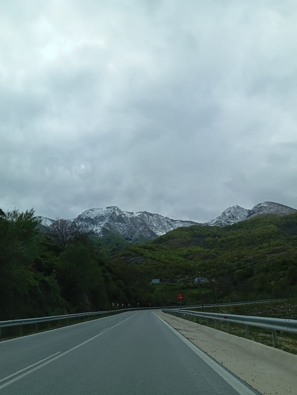 Overcast skies observed over snow-capped mountains near Δημάρι, Greece