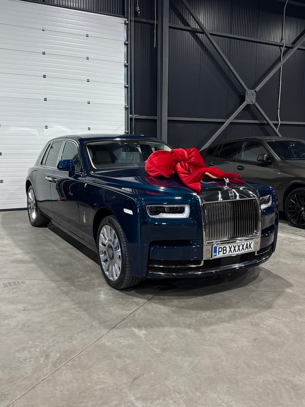 Blue Rolls Royce with red bow spotted in Plovdiv garage