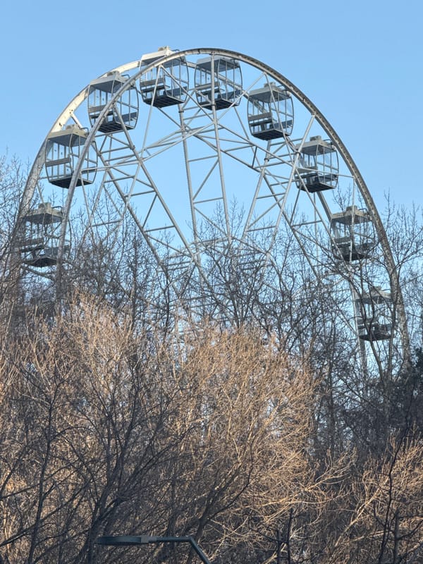 Spring scenes captured in Yekaterinburg: Ferris wheel and waterway