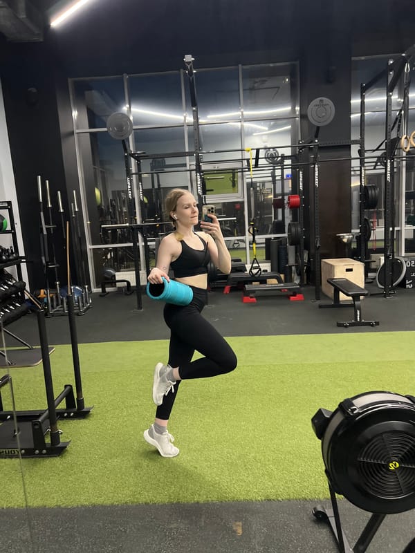 Woman takes gym selfies while foam rolling in Khimki
