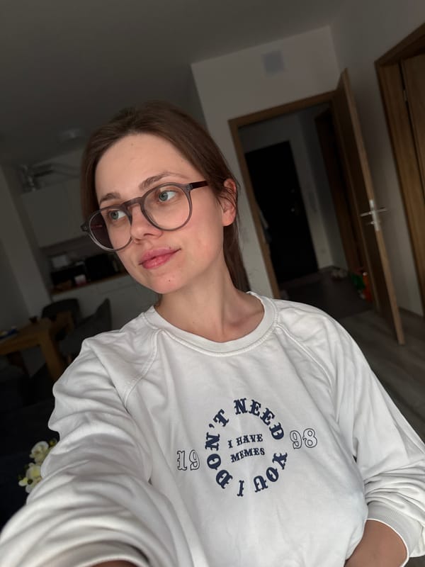 Woman in meme-themed sweatshirt spotted in Balatonlelle, Hungary