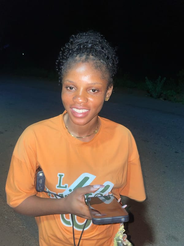 Woman with smartphone and charger spotted in Ogbe, Nigeria