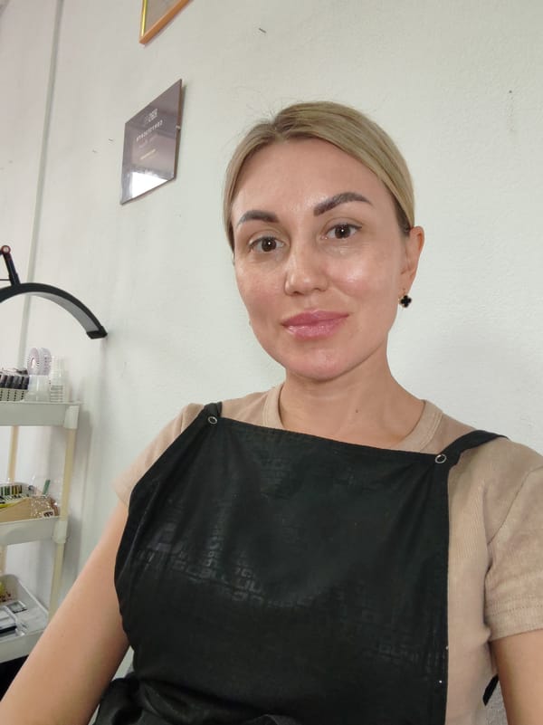 Salon worker in Komsomolsk-on-Amur snaps selfies during a shift