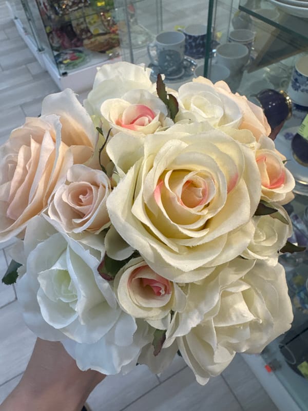 Woman shops for flowers, takes selfies in Klin store