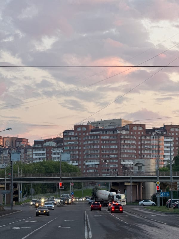 Everyday urban moments captured in Krasnoyarsk twilight traffic