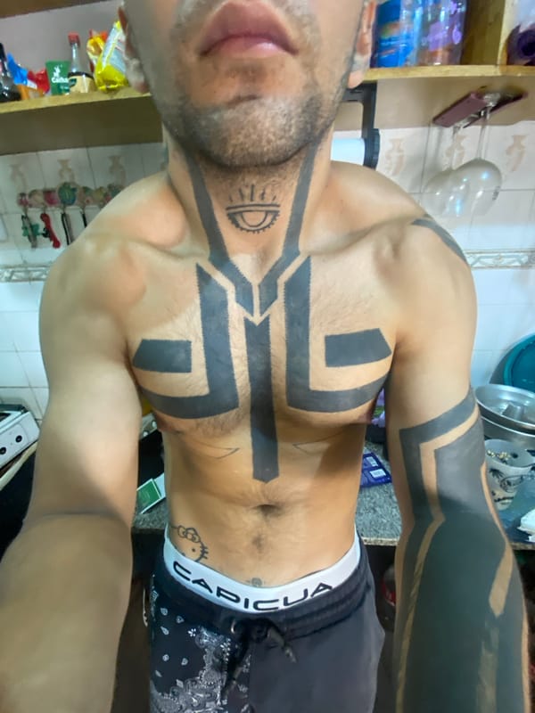 Heavily tattooed man spotted indoors in Buenos Aires