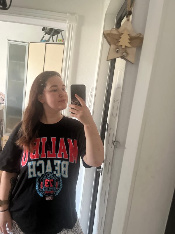 Mirror selfie in Chelyabinsk, 'MALIBU BEACH' tee, July 2026
