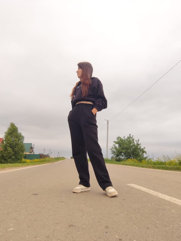 Woman in dark clothing observed on road in Фоки