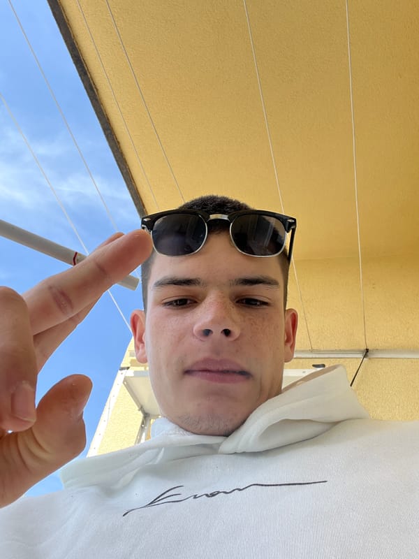 Casual afternoon documented through selfies and dessert in Sopot