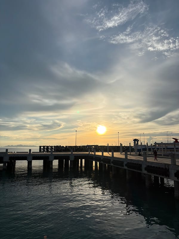 Morning at Nathon pier — waterfront scenes and selfies