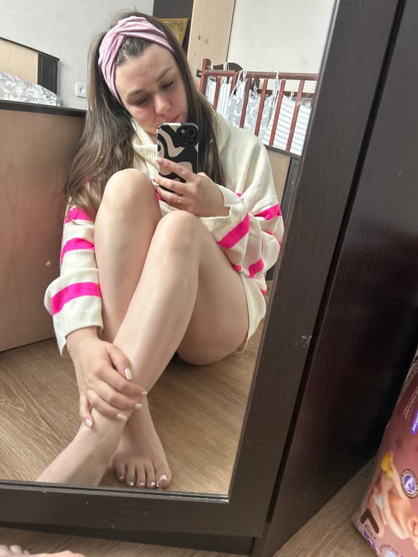 Woman documents morning routine through selfies in Chaikovsky home