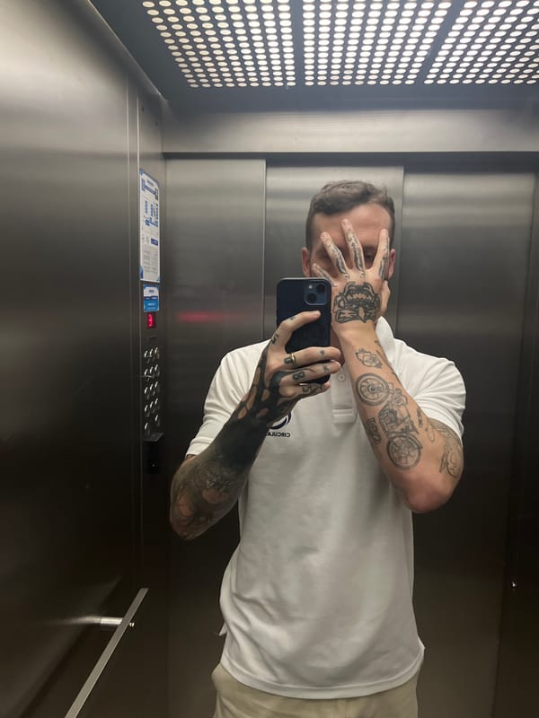Man takes selfie in elevator in Cordoba