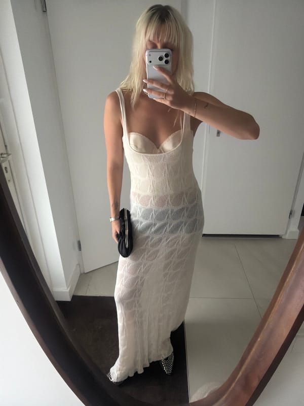 Mirror selfie in white dress and pearls, Ridderkerk