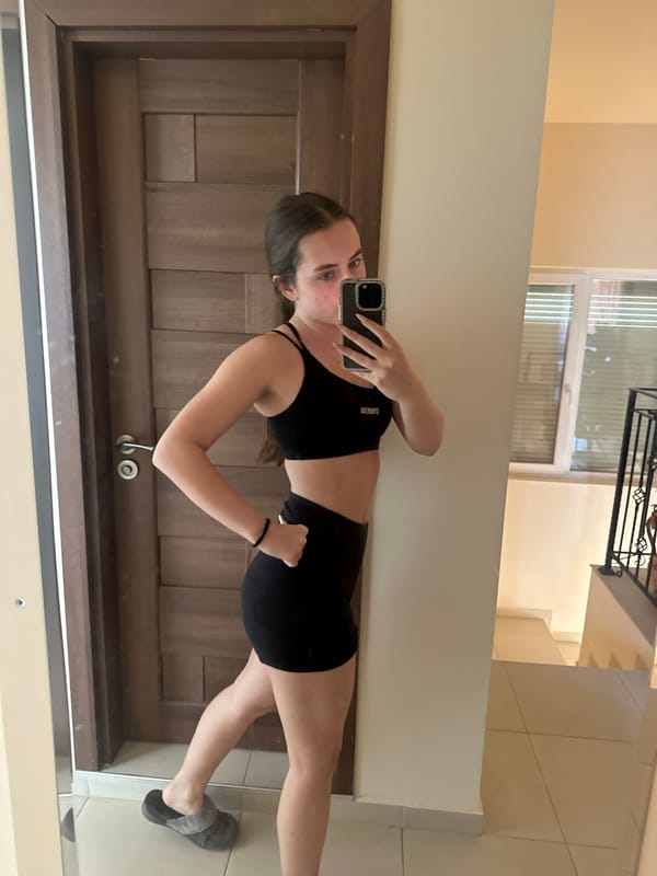 Fitness selfies, beach dogs, and fashion details captured afternoon