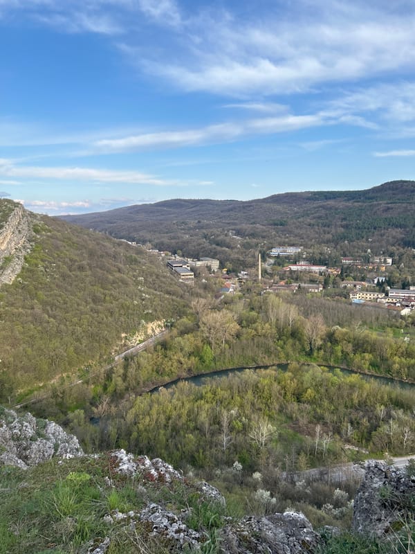 Tourist captures scenic clifftop views of Veliko Tarnovo valley