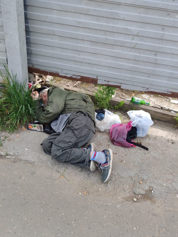 Morning scenes documented across Moscow train stations, streets