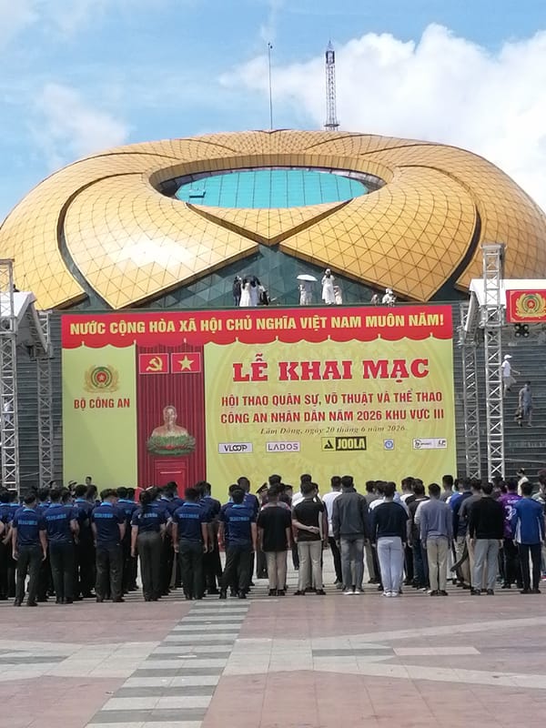 Everyday life and outdoor gatherings around Da Lat's central plaza