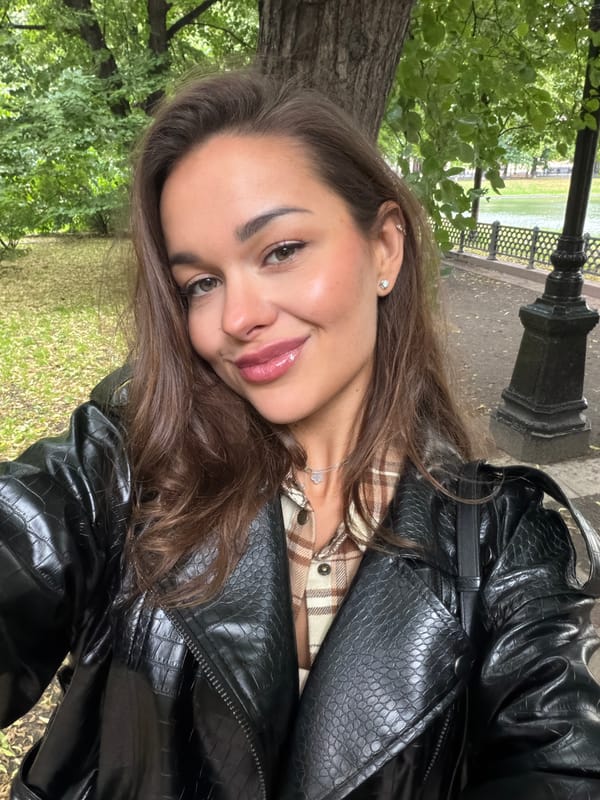 Casual park portraits in Moscow, leather jacket and green trees.