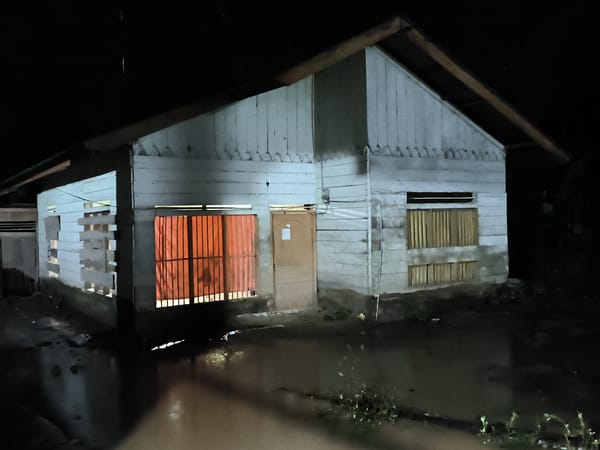 Flood scenes and daily life documented in Indonesian village