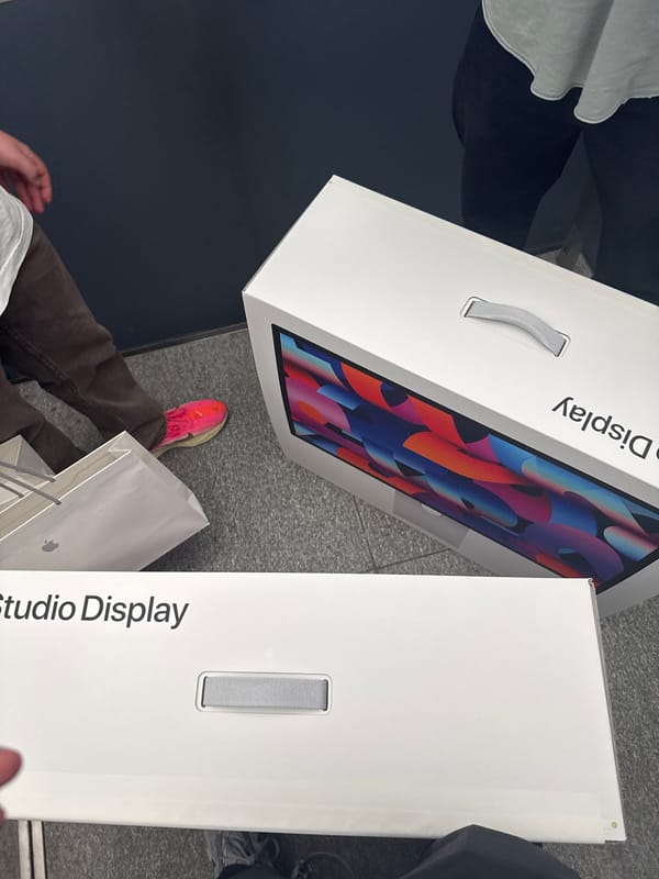 Casual street scenes captured across Milan during lunch hour