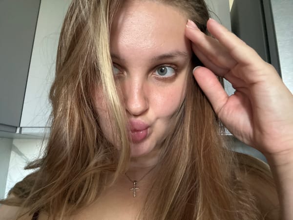 Lazy afternoon: bedroom selfies and quiet outdoor details