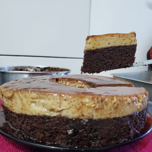 Layered pudding cake sliced and photographed in Curitiba