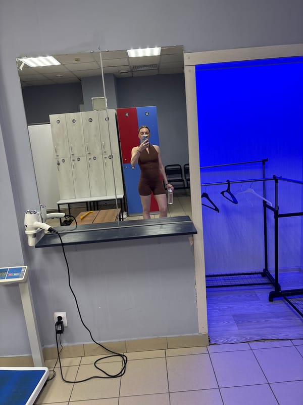 Woman documents workout session with mirror selfies in Saint Petersburg gym
