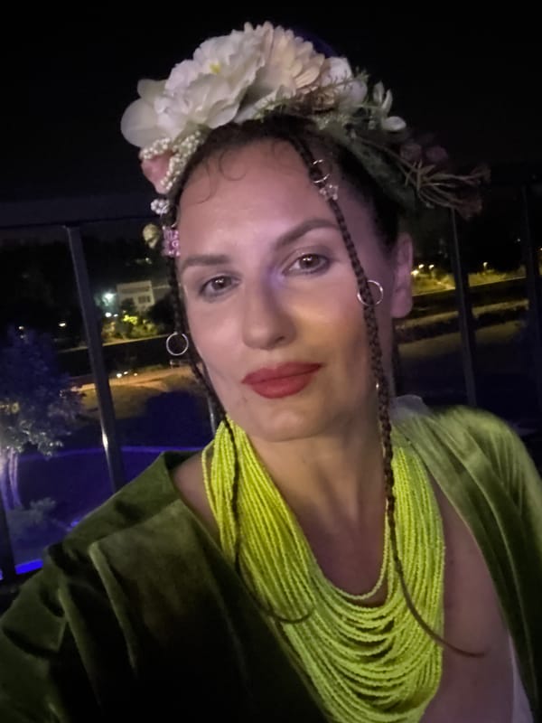 Dressed up on Khimki's waterfront on a summer night