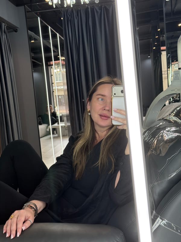Woman takes salon selfies in Moscow beauty parlor