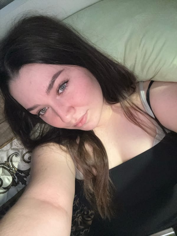 Morning bedroom selfies and garden views in Бородулино