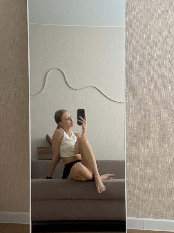 Apartment afternoon: mirror selfies and chicken salad prep in Perm