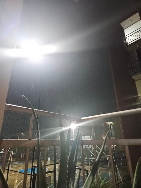 Heavy nighttime rainstorm floods basketball court in Cúcuta, Colombia