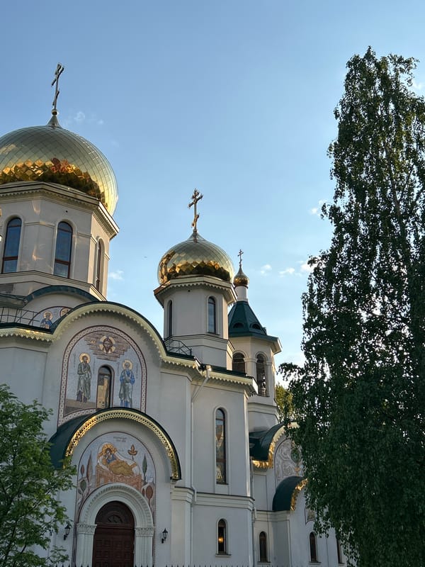 Ordinary afternoon moments captured across Saint Petersburg parks and churches