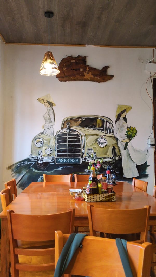 Morning scenes captured at Da Lat cafe and streets