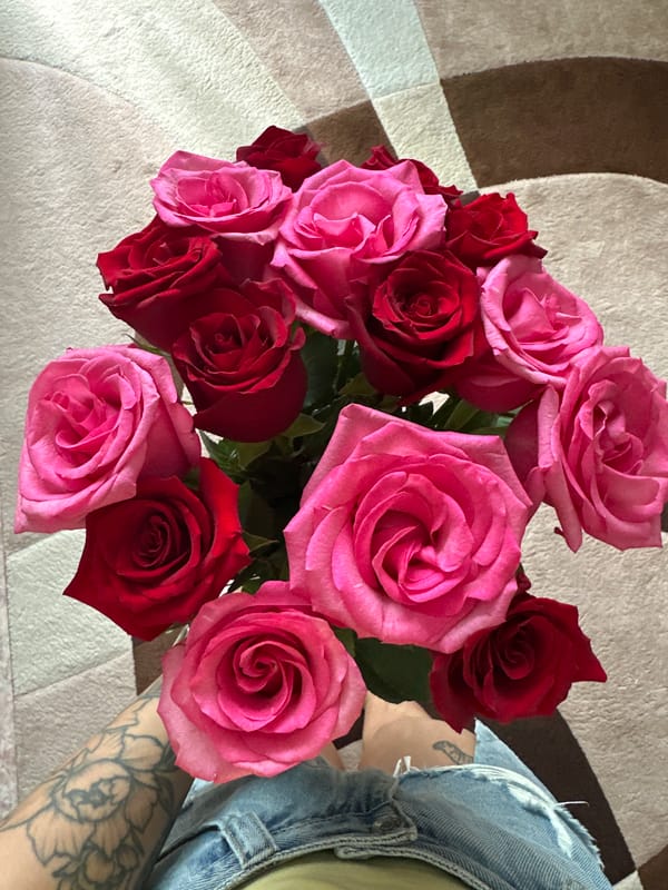 Red and pink rose bouquet, two quick angles, Yuzhnouralsk