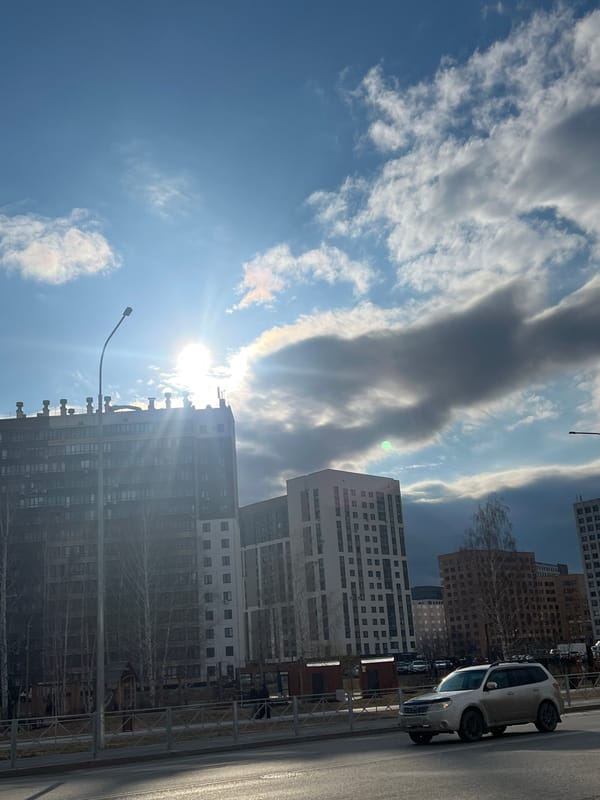 Resident documents sunny afternoon in Tyumen through selfies, street scenes